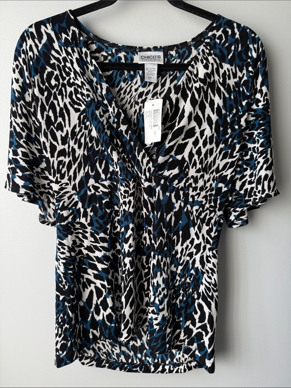 Chico's Travelers Blue Black White Animal-Print V-Neck Blouse new size 8